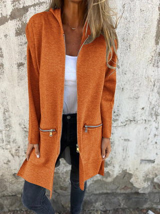 Cardigan femme à capuche orange rouille, manches longues, fermeture zippée et poches latérales.