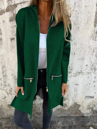 Cardigan femme à capuche vert foncé, manches longues, fermeture zippée et poches latérales.