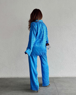 Ensemble satin léopard bleu, vue dos : chemise et pantalon évasé