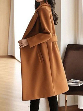 Manteau en laine Sienna marron caramel, col à revers, ceinture, coupe longue.