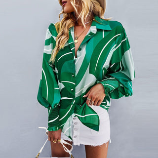 Chemise verte à rayures blanches, manches bouffantes, patte boutonnée, col ouvert