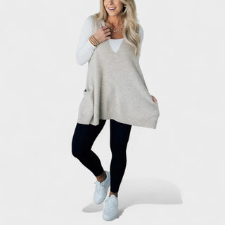 Gilet en maille beige sans manches, encolure en V et poches plaquées