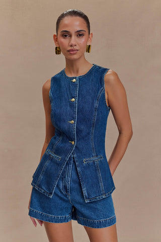 Ensemble en jean sans manches : veste boutonnée et short taille haute bleu.