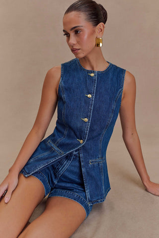 Ensemble jean bleu sans manches : veste boutonnée avec poches et short taille haute.