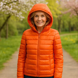 Veste légère à capuche matelassée orange, fermeture zippée, coupe près du corps