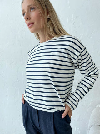 Blouse rayée manches longues bleu marine et blanc, encolure ronde, coupe ample.