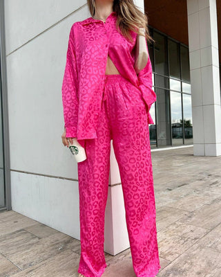 Ensemble chemise et pantalon satin léopard rose, haut crop et boutonnage