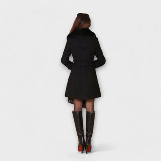 Manteau d’hiver noir, coupe ceinturée, manches longues et fermeture boutonnée