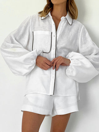 Chemise blanche boutonnée avec poche plaquée et short blanc, style décontracté