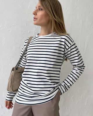 Blouse rayée manches longues bleu marine et blanc, encolure ronde.