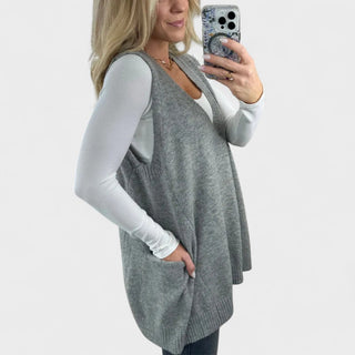 Gilet en maille gris chiné vue de profil, encolure en V et poches