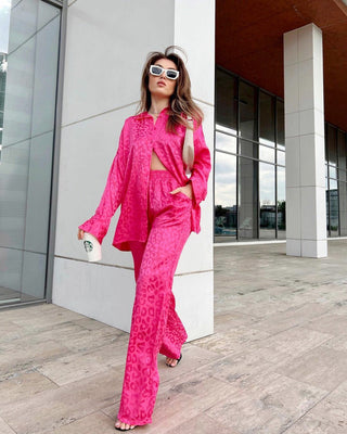 Ensemble satin léopard rose, chemise et pantalon évasé à motif léopard