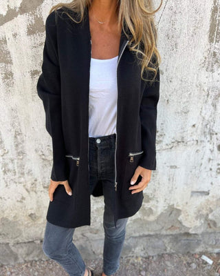 Cardigan femme à capuche noir, manches longues, fermeture zippée et poches latérales.