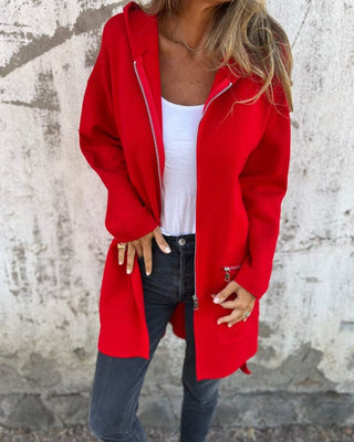 Cardigan femme à capuche rouge, manches longues, fermeture zippée et poches latérales.