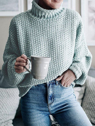 Pull en tricot épais bleu clair, col montant côtelé, manches longues, maille texturée