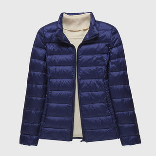 Veste matelassée ultra-légère, bleu foncé, col montant et fermeture zippée.