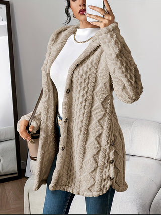 Cardigan à capuche beige en maille texturée, boutonnage devant, longueur mi-longue.