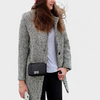 Manteau gris pied-de-poule porté : col châle et boutonnage avant