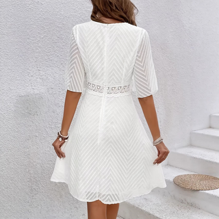 Robe d’été blanche ample, vue de dos, dentelle à la taille et manches courtes