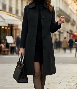 Manteau noir long, col classique, boutons sur le devant, coupe droite.