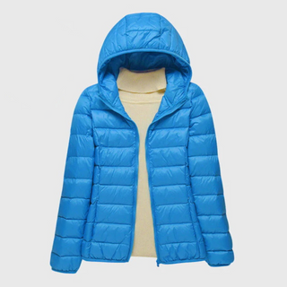 Veste matelassée ultra-légère bleue, capuche doublée et fermeture zippée.
