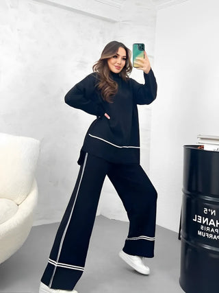 Ensemble Kendall noir : ensemble blouse et pantalon évasé avec bandes blanches horizontales.