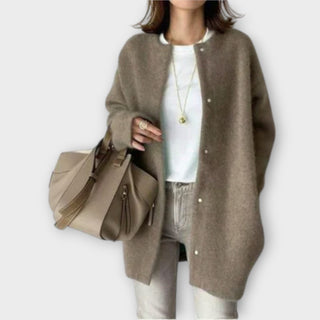 Veste ample en tissu brun clair, col rond, fermeture par boutons pression sur le devant.