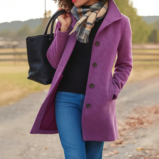 Manteau long violet à boutons, col tailleur, coupe droite.