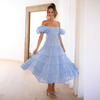 Robe courte bleu clair à épaules dénudées, manches bouffantes et jupe à volants
