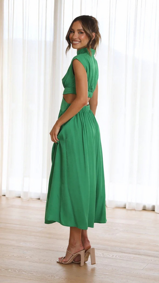 Robe maxi verte à col montant, manches courtes, taille cintrée et découpes sur le buste.