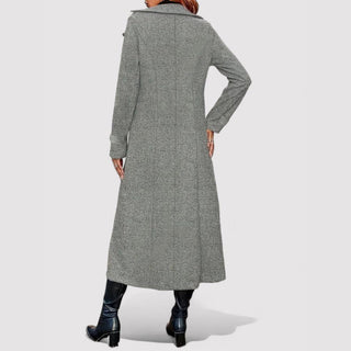 Manteau long gris vu de dos, fermeture boutonnée et coupe ample