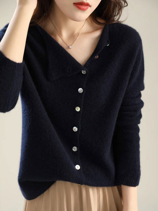 Cardigan femme bleu marine col V, fermeture boutonnée, coupe ample, manches longues.