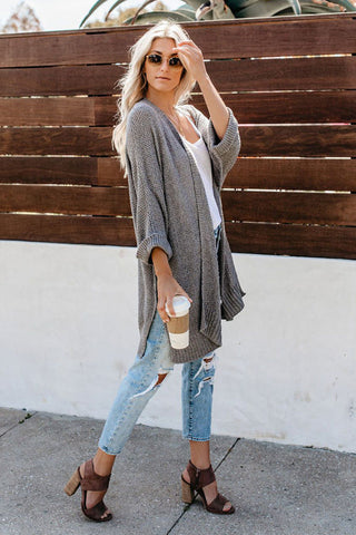 Cardigan duster long en maille ouverte gris, silhouette ample, manches longues larges.