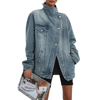 Veste en jean vintage délavé, col montant, patte asymétrique boutonnée et manches longues.