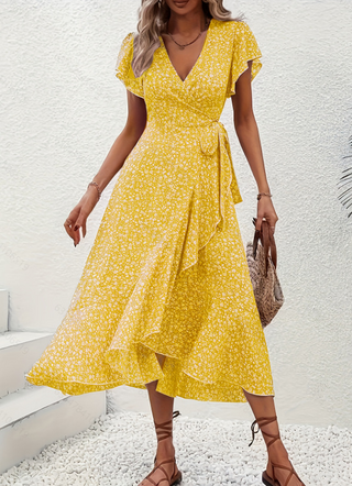 Robe fleurie jaune à décolleté en V, manches volant, ceinture froncée, fente.