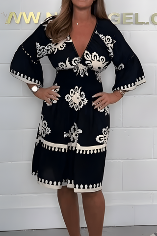 Robe élégante avec motif et décolleté en V – parfaite pour toute occasion