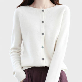 Cardigan en maille de cachemire blanc cassé, manches longues, fermeture boutonnée.