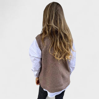 Gilet en maille marron sans manches, encolure en V, vue de dos.