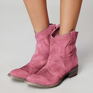 Bottes western en daim rose à hauteur de cheville, tirants latéraux, talon bloc.