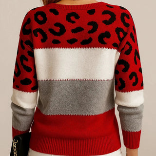 Pull en tricot rouge et gris, motif léopard noir, dos avec empiècement clair.