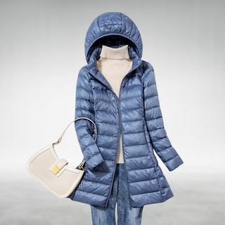 Veste en duvet ultralégère bleue à capuche, fermeture zippée, matelassage en dalles.