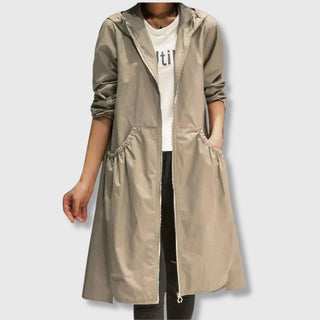 Imperméable long beige à capuche, poches latérales froncées, fermeture zippée