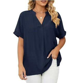 Blouse Ruby Fresh bleu marine à col V, manches courtes, coupe ample en tissu léger.