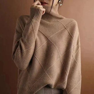 Pull à col roulé côtelé beige, manches longues, motifs losanges en maille