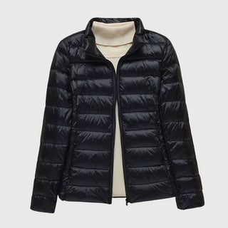 Veste matelassée ultra-légère, noir brillant, col montant et fermeture zippée.