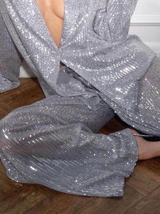 Blazer long en sequins argentés, vue rapprochée, col en V et fermeture croisée.