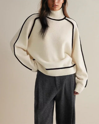 Pull Clara blanc cassé en maille côtelée, col montant et liseré noir