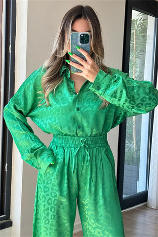 Ensemble satin léopard vert : chemise boutonnée et pantalon taille froncée
