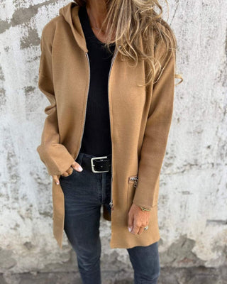 Cardigan femme à capuche marron, manches longues, fermeture zippée et poches latérales.