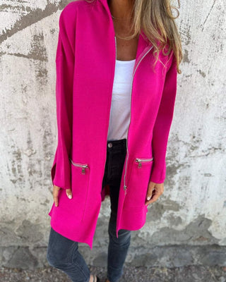 Cardigan femme à capuche rose fuchsia, manches longues, fermeture zippée et poches latérales.